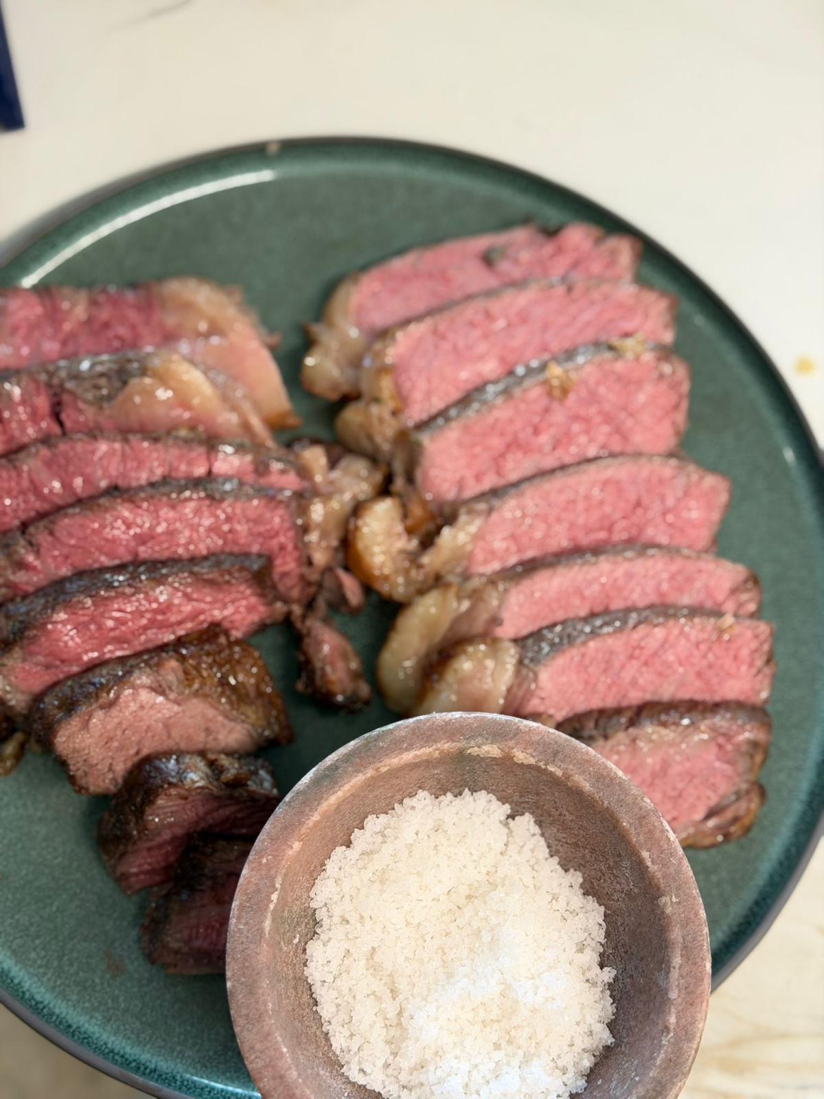 Carne fatiada com crosta dourada e interior rosado