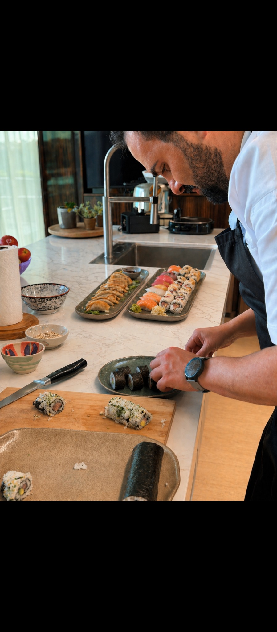 Gonçalo Vicente a preparar sushi numa cozinha privada