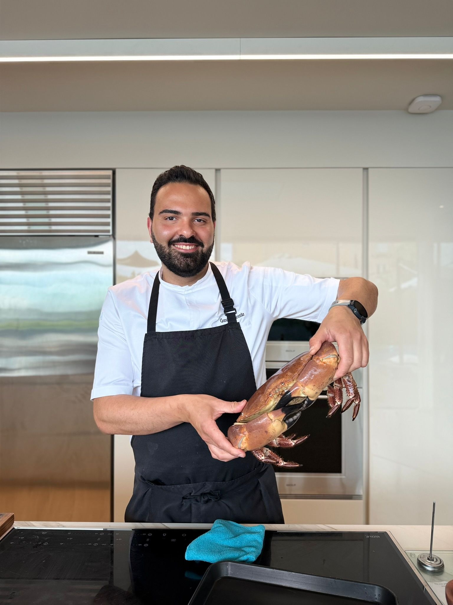 Gonçalo Vicente a segurar uma sapateira na cozinha
