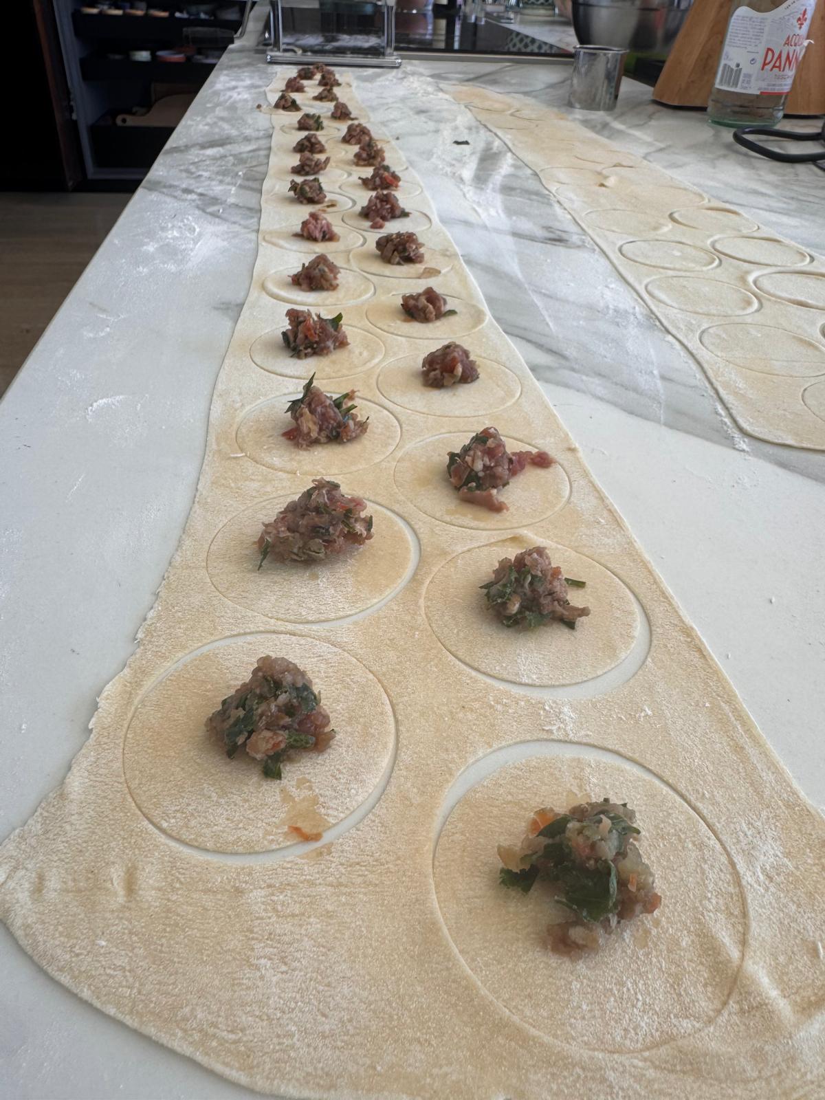 Preparação de massa fresca recheada à mão