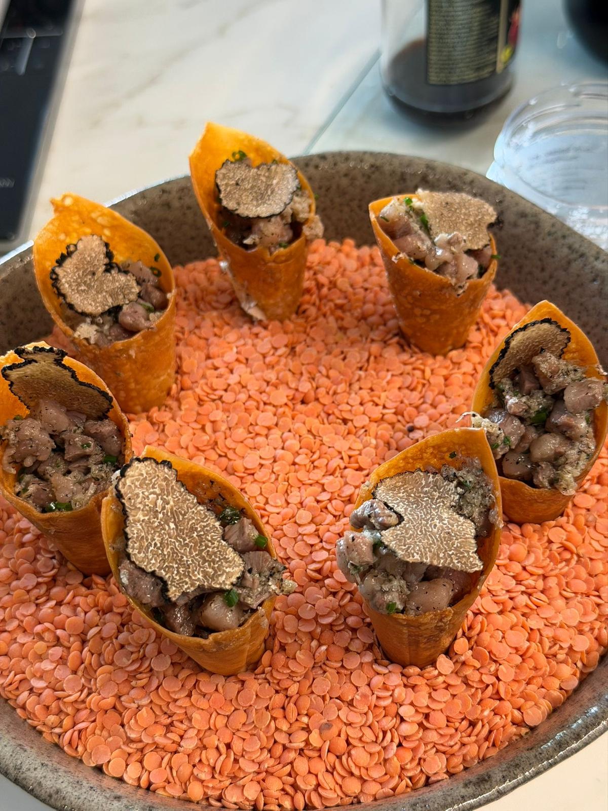 Petiscos em cones crocantes, finalizados com lâminas de trufa