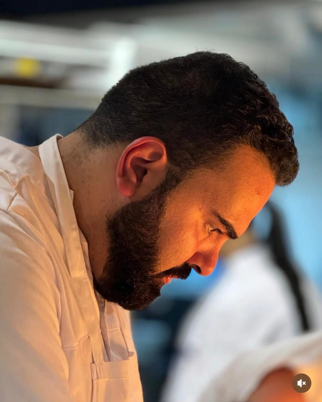 Retrato de Gonçalo Vicente concentrado na cozinha
